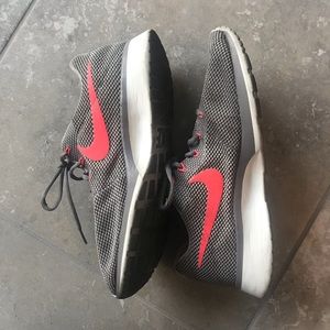 Women’s 10.5 Nike Tanjun Racer - Used